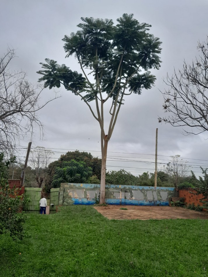 VENTA TERRENO CON QUINCHO Y PILETA  FRENTE AL CLUB EDUCACION- POSADAS