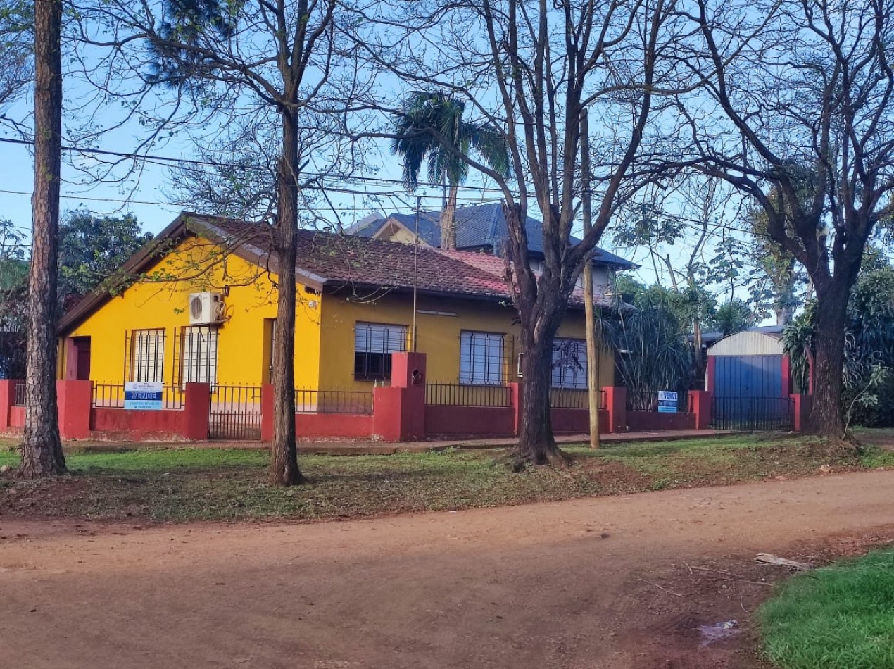CASA EN VENTA EN ESQUINA - GRAN LOTE-  Z/AV. QUARANTA Y RUTA 213 