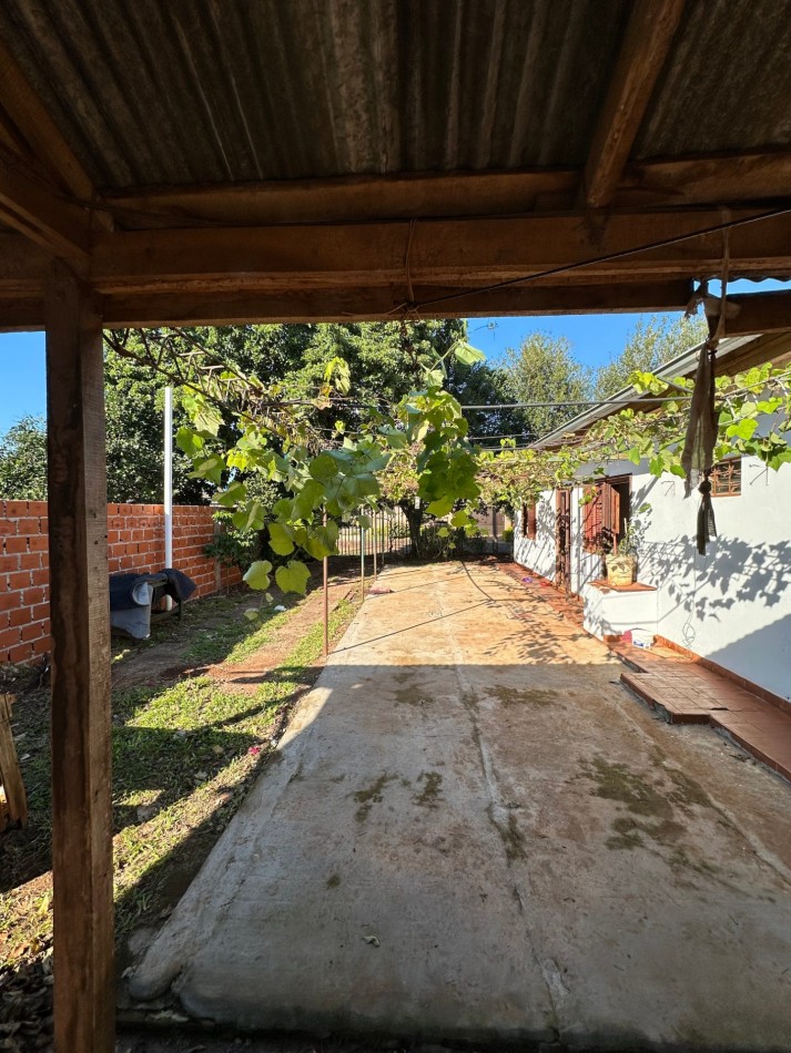 CASA EN VENTA CON AMPLIO TERRENO EN ESQUINA   B° ALTOS DE BELLA VISTA