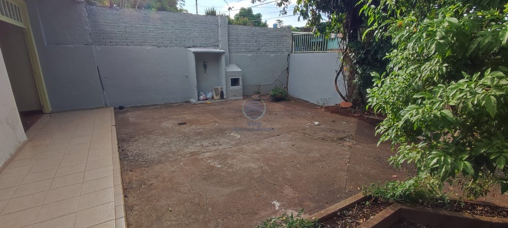 CASA EN VENTA A RECICLAR  4 DOMITORIOS -3 BAÑOS Z/URUGUAY Y MONTEAGUDO