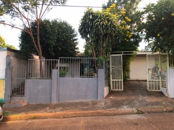 CASA EN VENTA A RECICLAR  4 DOMITORIOS -3 BAÑOS Z/URUGUAY Y MONTEAGUDO